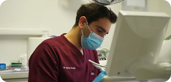 Le Dr David Azria, chirurgien-dentiste, au fauteuil pendant un soin