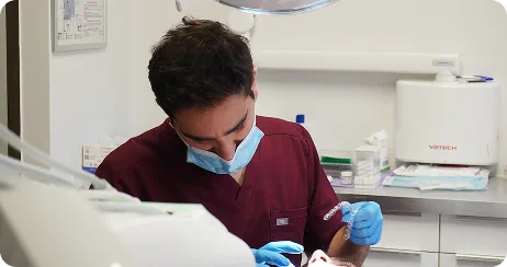 Le Dr David Azria préparant un soin, instruments à la main